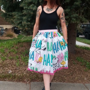Nowa spódnica z kreskówki Ooak Snoopy Woodstock z recyklingu vintage z kieszeniami po bokach. Pomponowy dół, rozmiar M, kiczowata, alt-moda, kawaii, pastelowa