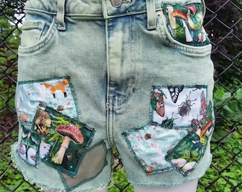 Upcycled patchwork denim short: cottagecore-paddenstoelen, insecten, bosdieren (maat S-M)