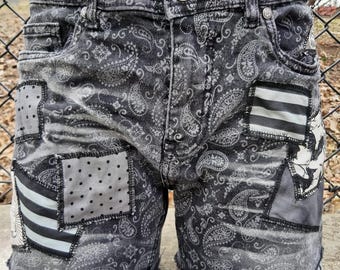 Pantaloncini in denim patchwork riciclati: paisley nero, pipistrelli, stile gotico punk occulto