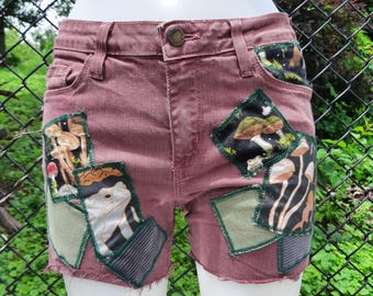 Upcycling Patchwork Denim Shorts, Pilz Kröte Print, Cottagecore Boho Stil