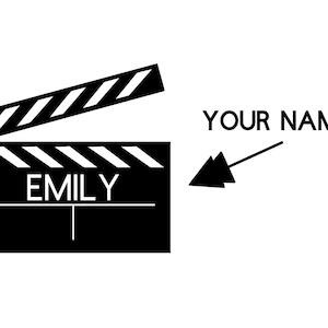 Peut inclure: Clapet noir et blanc avec le mot "EMILY" écrit dessus. Une flèche pointe vers la droite avec le texte "YOUR NAME" au-dessus.