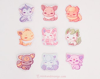 Op de afbeelding: Negen kleurrijke cartoon stickers met verschillende Pokémon-personages. De stickers zijn allemaal in chibi-stijl en hebben verschillende kleuren, waaronder roze, blauw, groen en geel.