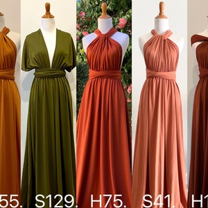 Op de afbeelding: Vijf verschillende gekleurde oneindigheidsjurken op mannequins. De jurken zijn in tinten oranje, groen, rood, roze en bruin. De jurken zijn allemaal gemaakt van een zachte, rekbare stof en kunnen op veel verschillende manieren worden gedragen.  S55. S129. H75. S41. H102.