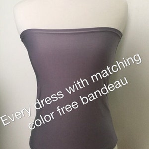 Op de afbeelding: Een grijs strapless bandeau top. "Every dress with matching color free bandeau"