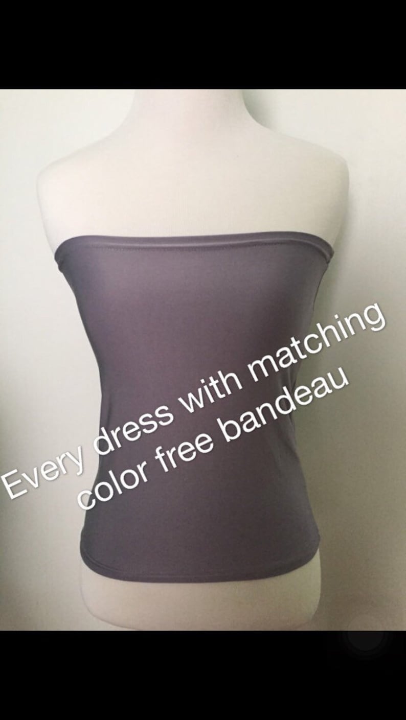 Op de afbeelding: Een grijs strapless bandeau top. "Every dress with matching color free bandeau"