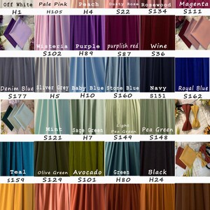Op de afbeelding: Een kaart met stofstalen met kleurnamen en codes. De kleuren omvatten off white, lichtroze, perzik, stoffig roze, rozenhout, magenta, blauwe regen, paars, purperrood, wijn, denimblauw, zilvergrijs, babyblauw, steenblauw, marineblauw, koninklijkblauw, mint, saliegroen, lichtgroen, erwtengroen, teal, olijfgroen, avocado, groen, zwart, mosterd, terracotta, roest, gebrande sinaasappel, koper en chocolade.