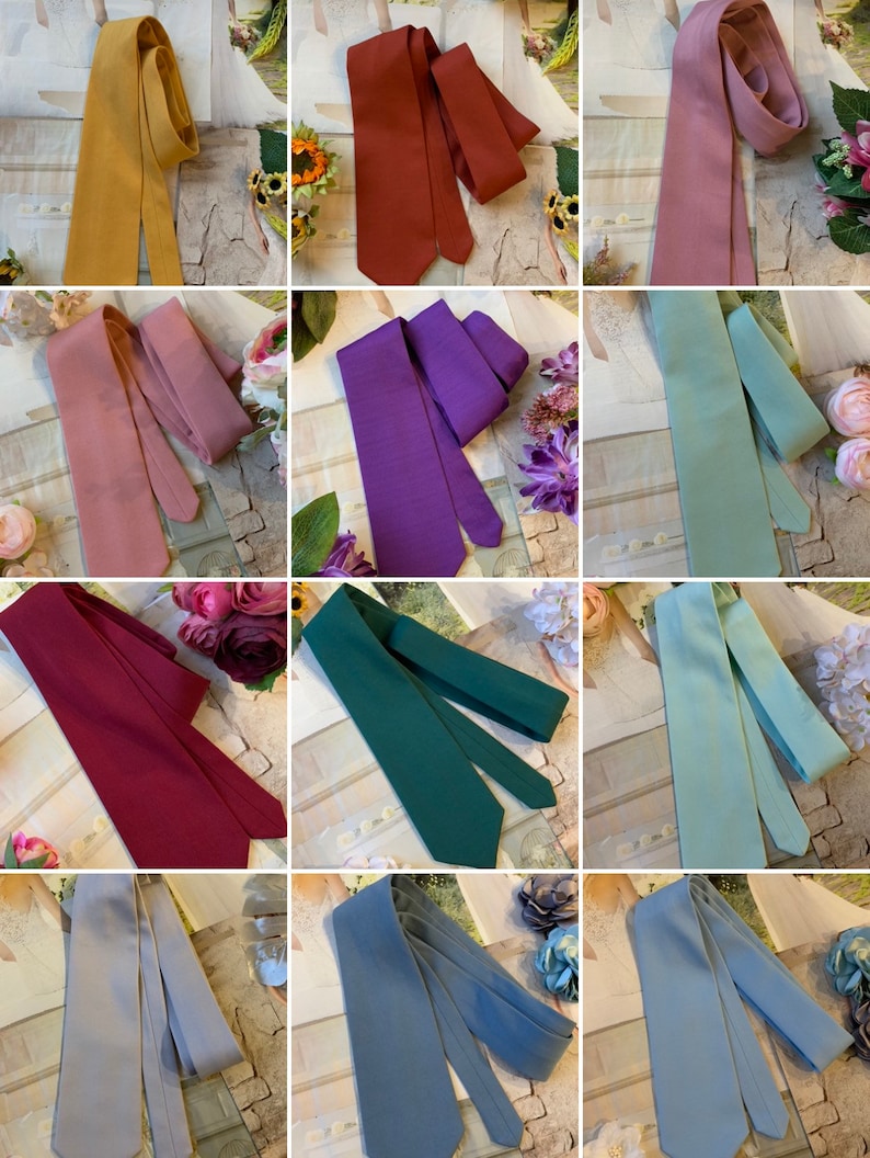 Op de afbeelding: Een set van 10 zijden stropdassen in verschillende kleuren, waaronder mosterdgeel, bordeauxrood, poederroze, paars, teal, lichtblauw en grijs. De stropdassen zijn in paren gerangschikt, waarbij elk paar doormidden gevouwen is en op een wit oppervlak ligt.