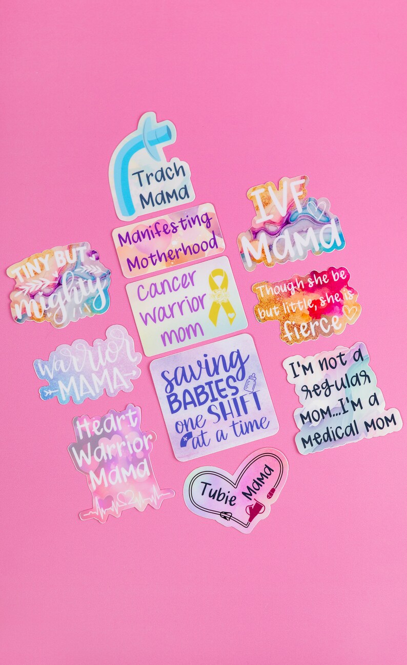 Może przedstawiać: Zbi&oacute;r kolorowych naklejek z r&oacute;żnymi frazami związanymi z macierzyństwem, w tym "Trach Mama", "Manifesting Motherhood", "Cancer Warrior Mom", "Tiny But Mighty", "Warrior Mama", "Saving Babies One Shift At A Time", "IVF Mama", "Though She Be But Little, She Is Fierce", "Heart Warrior Mama", "I'm Not A Regular Mom...I'm A Medical Mom" i "Tubie Mama".