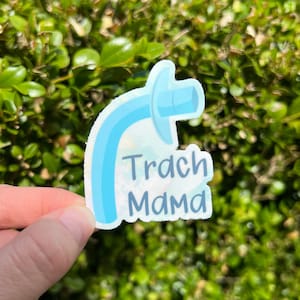 Może przedstawiać: Naklejka w kolorze niebieskim i białym z wzorem rurki tracheostomijnej i tekstem "Trach Mama".