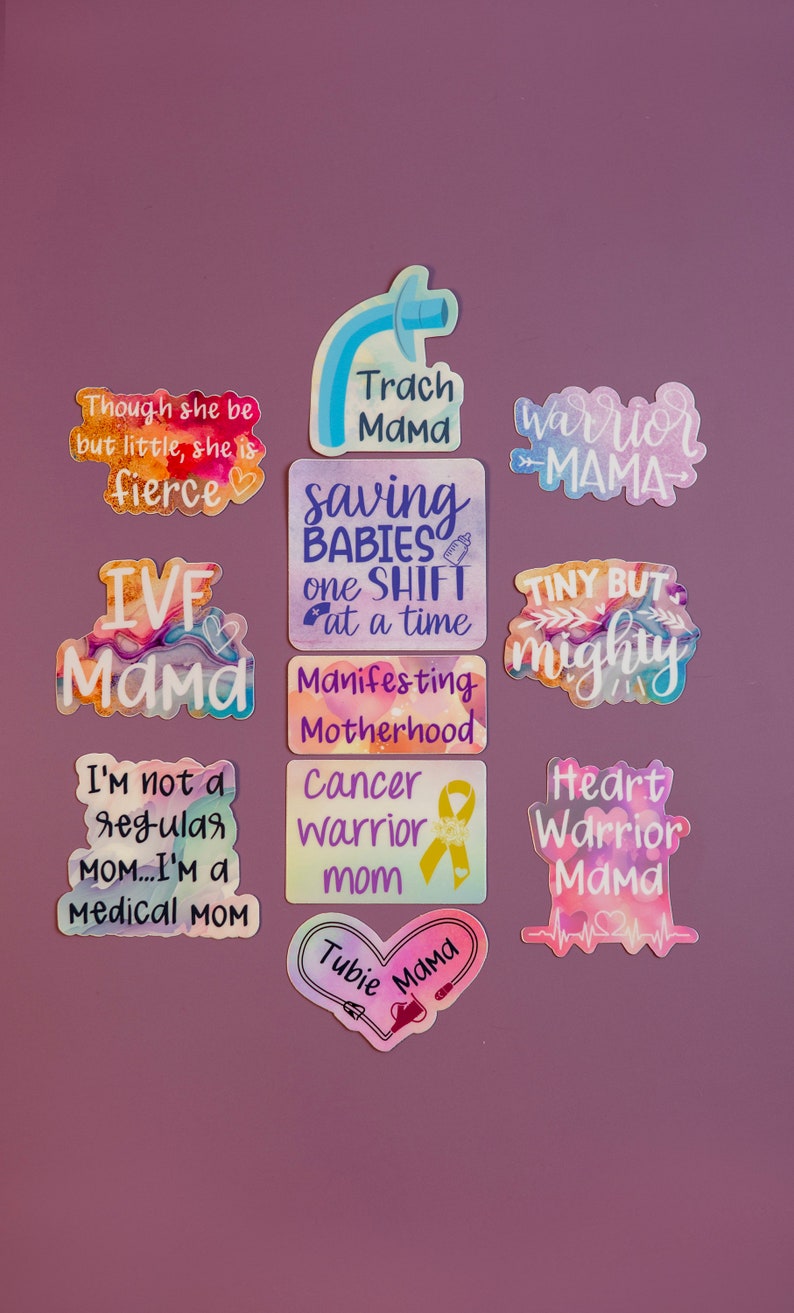 Może przedstawiać: Zbi&oacute;r kolorowych naklejek z inspirującymi wiadomościami dla mam. Naklejki zawierają takie frazy jak "Trach Mama", "Saving Babies One Shift at a Time", "IVF Mama", "Tiny But Mighty", "Manifesting Motherhood", "Cancer Warrior Mom", "Heart Warrior Mama", "Tubie Mama" i "Though she be but little, she is fierce".