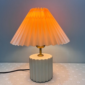 Lámpara de mesa plisada naranja hecha a mano: base de cerámica beige