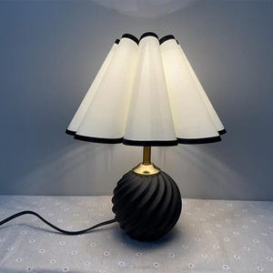 Handgjord bordslampa i keramik: Krämfärgad skärm med svart kant