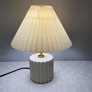 Lámpara de mesa pequeña de cerámica con pantalla plisada: Lámpara de noche beige