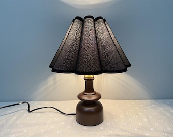 Luminária de mesa feita à mão com base de madeira e cúpula de linho creme