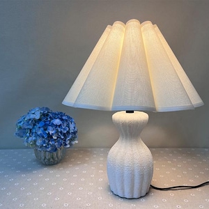 Ręcznie robiona ceramiczna lampa stołowa: kremowy abażur, nowoczesna lampka nocna