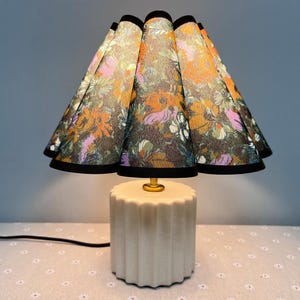Handgefertigte Keramik Tischlampe: Vintage Blumen Plissee Lampenschirm