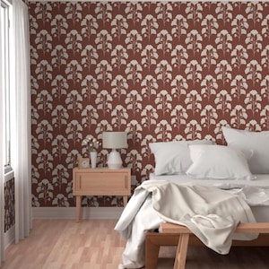 Könnte beinhalten: Schlafzimmer mit rotbrauner Tapete mit sich wiederholendem weißen Blumenmuster. Das Zimmer verfügt über ein Bett mit weißer Bettwäsche, eine Holzbank und einen Nachttisch aus Holz mit einer Lampe.