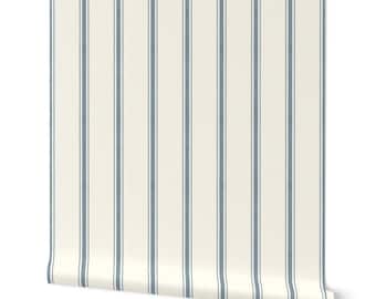 Papel pintado autoadhesivo de rayas azules: estilo lino con un toque costero para dormitorios y guarderías de estilo rústico, por Ash Clark