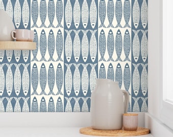 Tapete Blau mit Sardinen im maritimen Blockprint-Muster, leichtes nautisches Muster für Strandhaus & Badezimmer