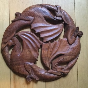 Round Celtic triple dragon knot design