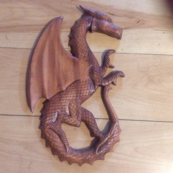 Dragón celta tallado en madera