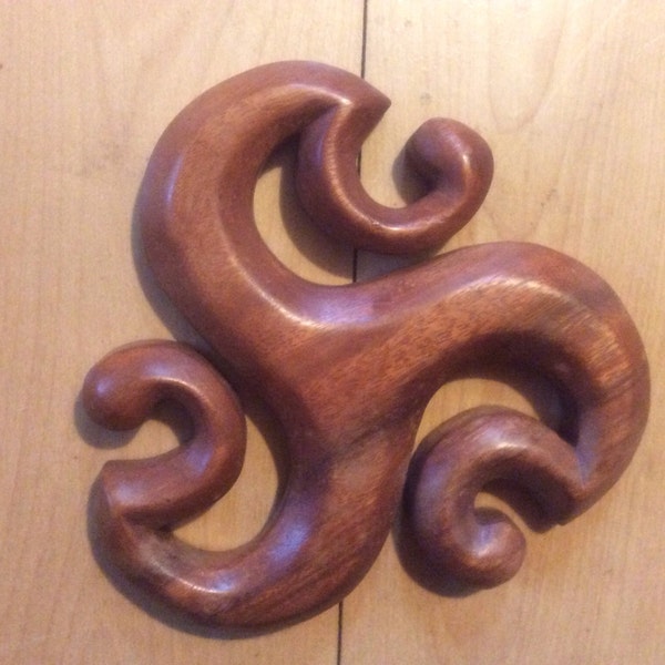 Talla de madera de triskel