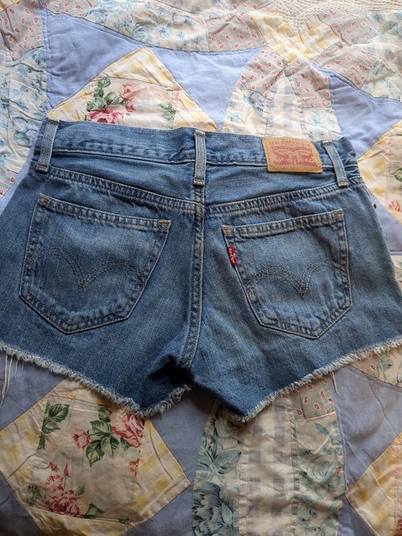 Vintage Woman's Levi's Short Shorts Sz 24 - image 2