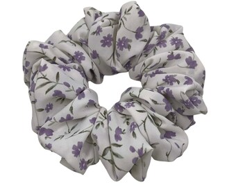 Coletero Violetta XL: Goma para el cabello floral hecha a mano con diseño de violetas.