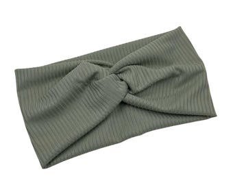 Opaska SAGE Twisted Headband: ręcznie robiona opaska na głowę z dzianiny prążkowanej w kolorze szałwiowej zieleni