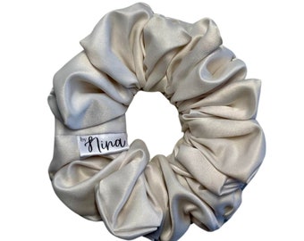 Coletero XL de satén marfil hecho a mano / Elegante goma para el pelo