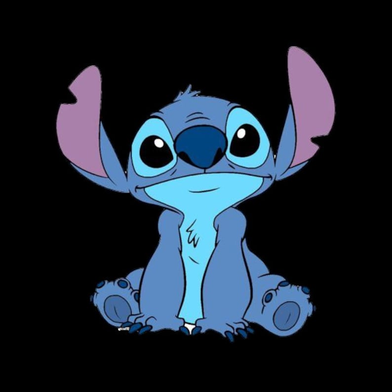 Op de afbeelding: Een blauw cartoonfiguur met grote ogen en paarse oren, zittend met gekruiste armen. Het personage is bekend als Stitch uit de Disney-film Lilo & Stitch.