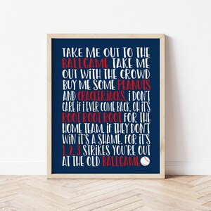 Może przedstawiać: Wydruk w ramie z niebieskim tłem i białym tekstem, kt&oacute;ry brzmi: "Take me out to the ballgame, take me out with the crowd, buy me some peanuts and crackerjacks. I don't care if I ever come back. Oh, it's root root root for the home team. If they don't win it's a shame, for it's 1, 2, 3 strikes you're out at the old ballgame." Piłka baseballowa znajduje się w prawym dolnym rogu wydruku.