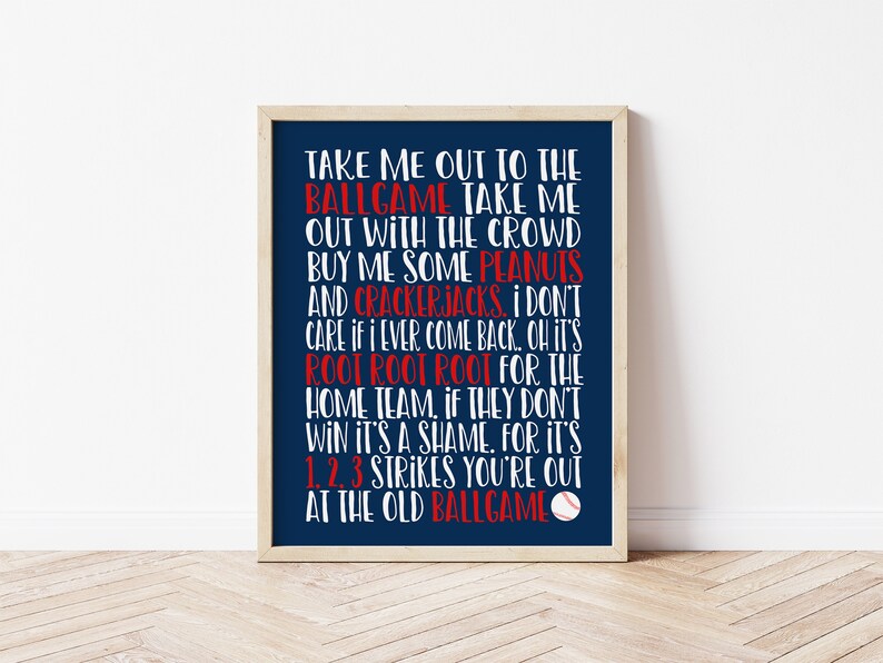 Może przedstawiać: Wydruk w ramie z niebieskim tłem i białym tekstem, kt&oacute;ry brzmi: "Take me out to the ballgame, take me out with the crowd, buy me some peanuts and crackerjacks. I don't care if I ever come back. Oh, it's root root root for the home team. If they don't win it's a shame, for it's 1, 2, 3 strikes you're out at the old ballgame." Piłka baseballowa znajduje się w prawym dolnym rogu wydruku.