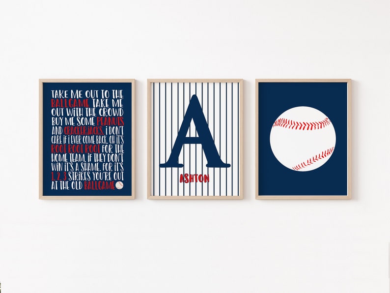 Może przedstawiać: Trzy wydruki w stylu baseballowym do pokoju dziecięcego lub pokoju niemowlęcia. Pierwszy wydruk zawiera tekst piosenki "Take Me Out to the Ballgame". Drugi wydruk przedstawia niebieską literę "A" z imieniem "Ashton" poniżej. Trzeci wydruk przedstawia białą piłkę baseballową z czerwonymi szwami na niebieskim tle.