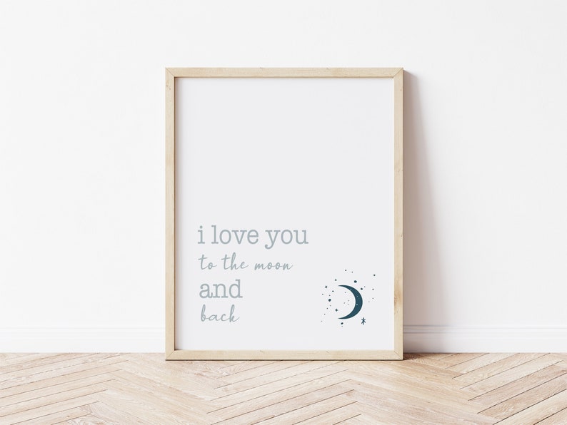 Op de afbeelding: Een ingelijste print met de woorden "i love you to the moon and back" in lichtgrijze letters. Een donkerblauwe halve maan en sterren grafiek staat in de rechter benedenhoek. De lijst is van licht hout.