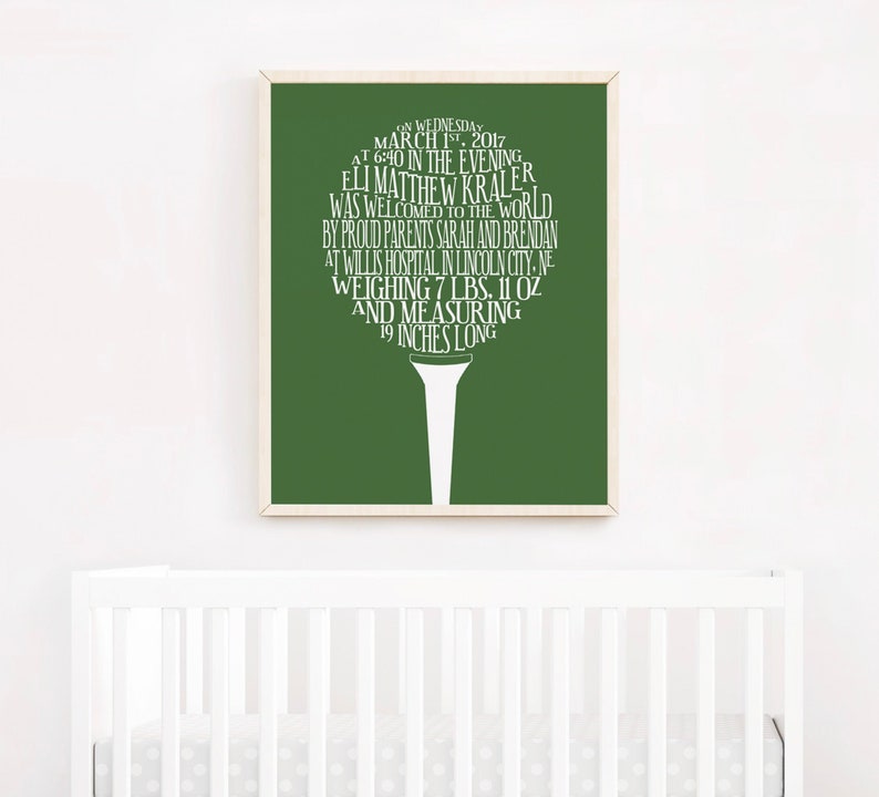 K&ouml;nnte beinhalten: Ein gr&uuml;nes Poster mit wei&szlig;em Text, das die Geburt von Eli Matthew Kraler am 1. M&auml;rz 2017 um 18:40 Uhr ank&uuml;ndigt. Der Text ist in Form eines Golftees angeordnet, mit den Worten "Gewicht 7 lbs. 11 oz und 19 Zoll lang" am unteren Rand.