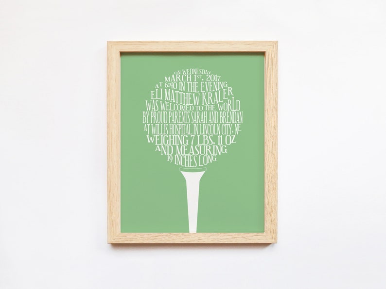 K&ouml;nnte beinhalten: Ein gr&uuml;ner gerahmter Druck mit einem wei&szlig;en Golftee-Design. Der Druck zeigt den Text "On Wednesday March 1, 2017 at 6:40 in the evening Eli Matthew Krater was welcomed to the world by proud parents Sarah and Brendan at Willis Hospital in Lincoln City, NE weighing 7 lbs. 11 oz and measuring 19 inches long."