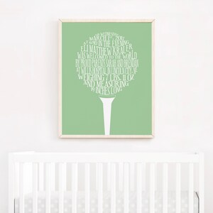 K&ouml;nnte beinhalten: Ein gr&uuml;ner und wei&szlig;er Baby-Ank&uuml;ndigungsdruck im Golf-Stil mit dem Text "On Wednesday, March 15, 2017 at 6:40 in the evening Eli Matthew Kraler was welcomed to the world by proud parents Sarah and Brendan at Willis Hospital in Lincoln City, NE weighing 7 lbs. 11 oz and measuring 19 inches long."