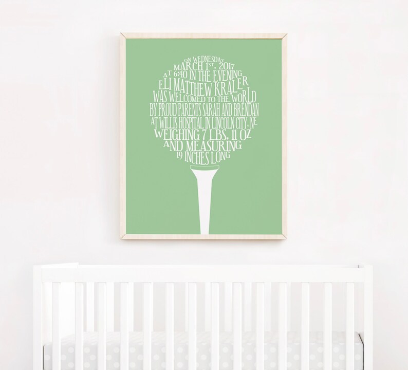 K&ouml;nnte beinhalten: Ein gr&uuml;ner und wei&szlig;er Baby-Ank&uuml;ndigungsdruck im Golf-Stil mit dem Text "On Wednesday, March 15, 2017 at 6:40 in the evening Eli Matthew Kraler was welcomed to the world by proud parents Sarah and Brendan at Willis Hospital in Lincoln City, NE weighing 7 lbs. 11 oz and measuring 19 inches long."