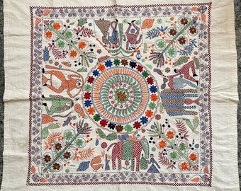 Ausschließlich antiker, handgefertigter Vintage-Überwurf aus weißer Baumwolle mit gesteppter Nakshi-Kantha-Stickerei und feinen Nähten aus Westbengalen, Indien