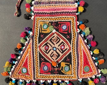 Textiles tradicionales indios raros Banjara antiguo Aplique vintage y bordado de espejo en algodón, dote, bolsa, cosméticos, gothalia, bolsa de leche de cabra.