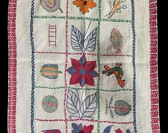 Mooie antieke handgemaakte vintage katoenen baby Nakshi kantha gewatteerde borduurfiguren Gooi fijne stiksels West-Bengalen, een uniek geschenk