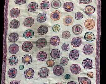 Hermoso antiguo hecho a mano vintage algodón bebé Nakshi kantha círculos de bordado acolchado tirar costuras finas Bengala Occidental, regalo único