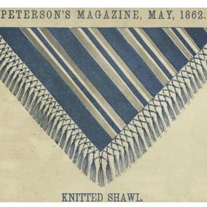 Puede incluir: Ilustraci&oacute;n de un chal de punto de Peterson's Magazine, mayo de 1862. El chal es triangular con rayas azules y grises y un borde de flecos. El texto "KNITTED SHAWL" est&aacute; debajo.