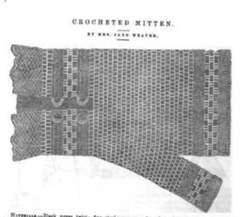 Puede incluir: Ilustraci&oacute;n en blanco y negro de un mit&oacute;n de ganchillo, con el texto "CROCHETED MITTEN. BY MRS. JANE WEAVER." El mit&oacute;n es rectangular con un patr&oacute;n detallado y una secci&oacute;n separada para el pulgar. El dise&ntilde;o es intrincado.