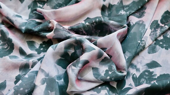 FLORAL DESIGN CRINKLE EFFECT BLACK AND PINK PRINTED CHIFFON FABRIC