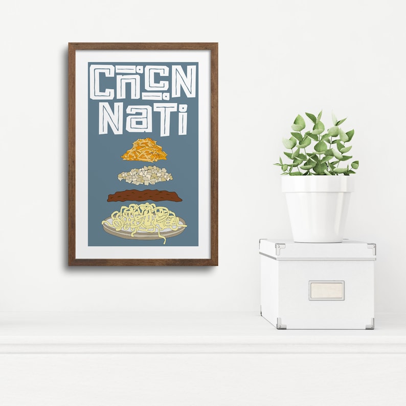 Pode incluir: Uma impress&atilde;o emoldurada com fundo azul e o texto "Cincy Nati" em branco. A impress&atilde;o apresenta uma ilustra&ccedil;&atilde;o estilizada de um chili con carne de Cincinnati, com camadas de espaguete, chili, queijo e cebolas.