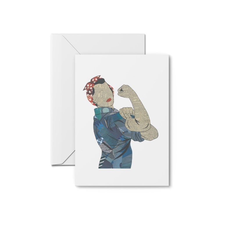 K&ouml;nnte beinhalten: Eine Gru&szlig;karte mit einer Collage-Illustration einer Frau, die ihre Faust in die Luft reckt. Die Frau tr&auml;gt ein rot-wei&szlig; gepunktetes Bandana und ein blaues Jeanshemd. Der Hintergrund ist wei&szlig;.