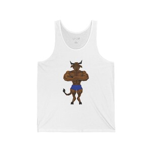 Könnte beinhalten: Weißes Tanktop mit einer Grafik eines muskulösen Bullen. Der Bulle ist braun mit blauen Shorts, Hörnern und einem Schwanz. Die Grafik ist mittig auf der Vorderseite des Tanktops angebracht.