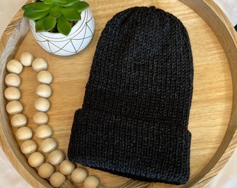 Gorro de punto hecho a mano: gorro de invierno de acrílico con motas negras